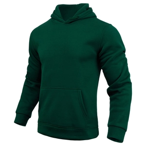 Detalle de sudadera con capucha verde oscuro con bolsillo canguro y puños elásticos