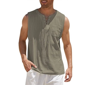 Detail eines Herren Leinen-Tops mit Schnür-Henley-Kragen und Brusttasche