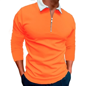 Dettaglio della polo da uomo con corpo arancione brillante, colletto bianco e zip argentata