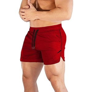 Detalle de los pantalones cortos rojos con tejido de malla y rayas laterales negras