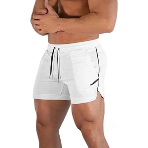 Detalle de los pantalones cortos blancos de secado rápido con cordones negros y aberturas