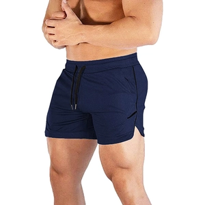 Vista de detalle de los pantalones cortos de fitness azul marino con aberturas laterales