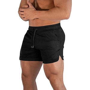 Detalle de la cintura elástica con cordón y abertura lateral en pantalón corto negro