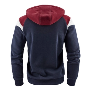 Λεπτομέρεια πλάτης του hoodie με σχέδιο patchwork σε σκούρο μπλε και μπορντό χρώμα