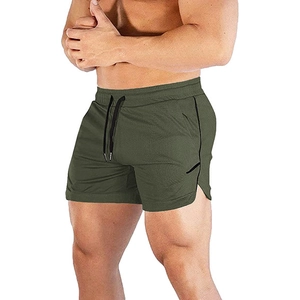 Detalle de pantalones cortos deportivos hombre verde militar con cordón y aberturas