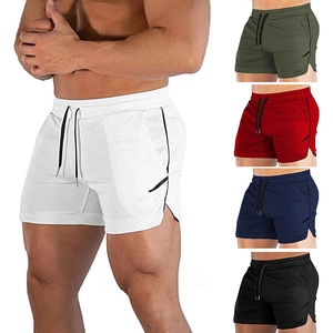 Detalle de pantalones cortos deportivos transpirables con cordón y aberturas laterales