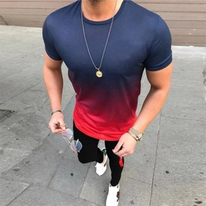T-shirt de sport ajusté pour hommes avec dégradé vertical du bleu foncé au rouge et col rond