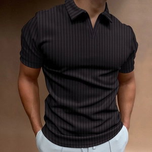 Polo da uomo nera a maniche corte con strisce verticali e un elegante design con scollo a V