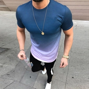 T-shirt ajusté élastique pour hommes avec dégradé bleu et violet pour le sport et l'été