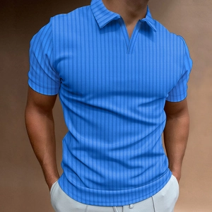 Dettaglio polo da uomo celeste con strisce verticali e trama del colletto con scollo a V
