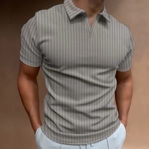 Dettaglio polo grigia da uomo con trama a righe verticali e design con scollo a V
