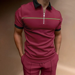 Detail eines weinroten Poloshirts mit Reißverschluss und farbigem Bruststreifen