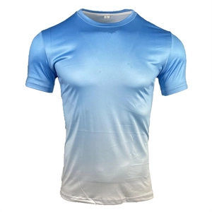 Gros plan du T-shirt de sport dégradé bleu et blanc avec étiquette de taille L visible