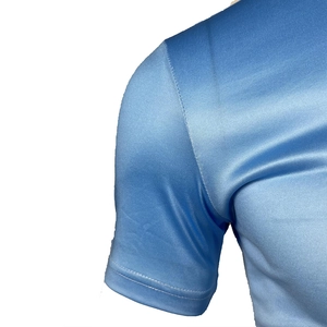 Détails des coutures et du dégradé bleu du tissu respirant sur ce t-shirt de sport