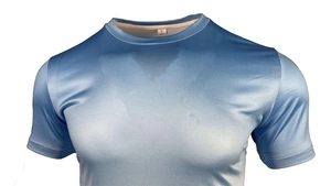 Détail du t-shirt de sport dégradé bleu clair avec col rond et étiquette de taille L