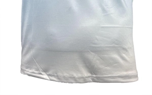 Détail de l'ourlet à double surpiqûre et du tissu élastique blanc sur ce t-shirt de sport