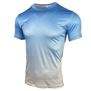 Détail du t-shirt de sport dégradé bleu avec col rond et tissu élastique respirant