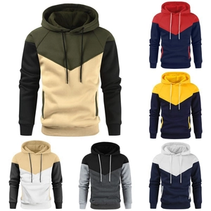 Dettaglio di felpe da uomo con cappuccio e design color-block a V con tasche a marsupio