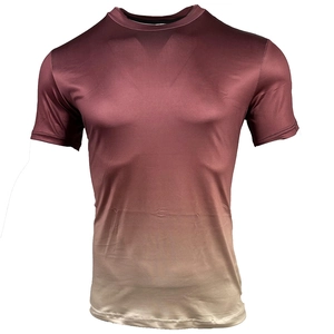 Détail d'un t-shirt de sport dégradé rouge et beige avec col rond côtelé élastique
