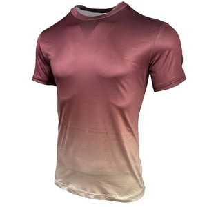 Détail du tissu dégradé bordeaux à blanc cassé sur le t-shirt de sport pour hommes