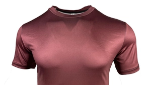 Gros plan du t-shirt de sport bordeaux pour homme avec coutures renforcées et tissu technique