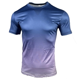 Détail d'un t-shirt de sport pour hommes avec dégradé bleu et violet et col rond