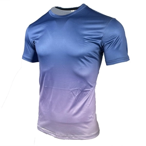 Détail du t-shirt de sport dégradé bleu-violet avec col rond et coutures ergonomiques