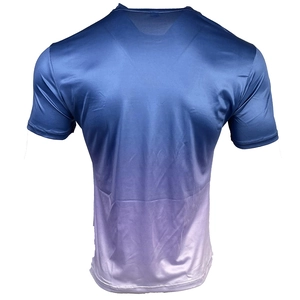 Détail du dégradé bleu-violet sur le t-shirt de sport à manches courtes pour hommes