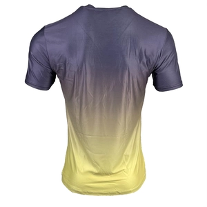 Détail du dégradé violet et jaune sur un t-shirt de sport respirant à col rond pour homme