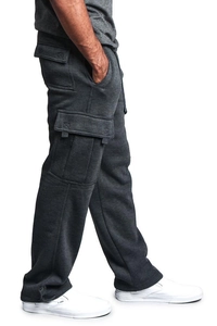 Vue détaillée du pantalon cargo gris foncé avec grandes poches à rabat et coutures en X
