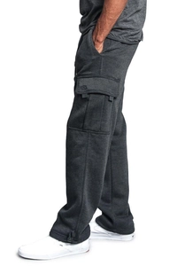 Détail du pantalon cargo gris foncé montrant la poche latérale et le cordon de serrage