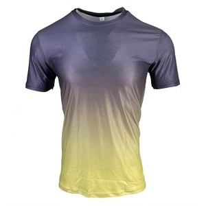 Détail du t-shirt de sport pour homme montrant le dégradé gris et jaune sur tissu respirant