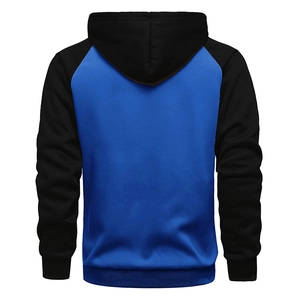 Dettaglio delle maniche raglan a contrasto blu e nero su questa felpa con cappuccio uomo