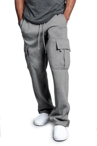 Détail du pantalon cargo gris pour hommes avec taille à cordon et poches latérales