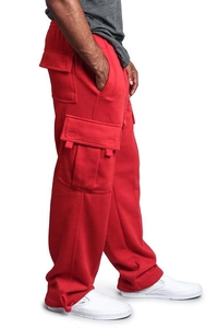 Détail du pantalon cargo rouge avec poches latérales à rabat et ourlet ajustable