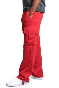 Détail du pantalon cargo rouge avec grandes poches latérales et cordon de serrage réglable