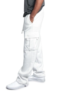 Détail du pantalon cargo blanc avec grandes poches latérales et cordon de serrage à l'ourlet