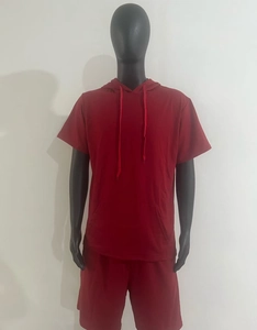 Détail de l'ensemble sweat à capuche homme rouge foncé et short assorti sur mannequin