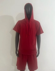 Détail d'un ensemble short et sweat à capuche rouge pour homme avec grande poche kangourou