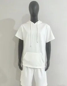 Détails de l'ensemble jogging blanc à manches courtes, capuche et poche kangourou