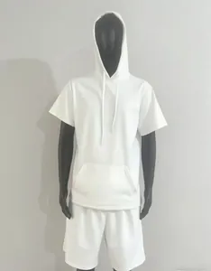 Détail de l'ensemble de survêtement blanc à capuche avec poche kangourou et short assorti