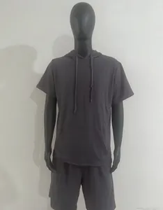 Détail d'un ensemble jogging gris pour homme avec t-shirt à capuche et short court
