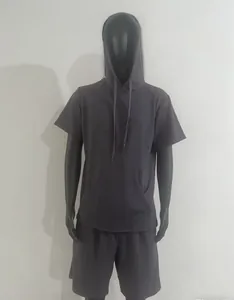 Détail de l'ensemble sweat à capuche court et short gris avec poche kangourou et cordon
