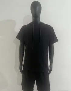 Détail d'un ensemble de sport d'été pour hommes avec sweat à capuche noir et short assorti