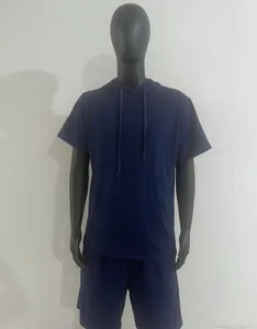 Détail d'un ensemble t-shirt à capuche et short bleu marine sur un mannequin d'exposition