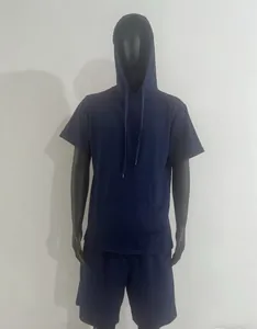 Détail d'un ensemble de short et sweat à capuche bleu marine pour homme sur mannequin