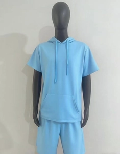 Détail d'un ensemble hoodie à manches courtes bleu clair et short avec poche kangourou
