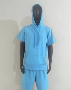 Détail de l'ensemble sweat à capuche manches courtes bleu clair et short assorti