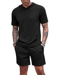 Vue détaillée du t-shirt à capuche noir pour hommes et du short assorti avec poche kangourou