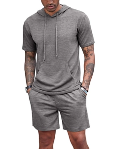 Texture détaillée du tissu en maille gris chiné sur l'ensemble short à capuche homme